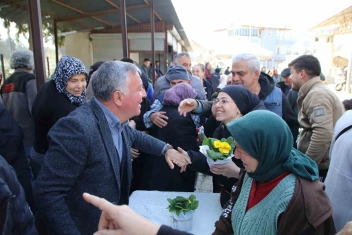 Başkan Kepenek Honazlı kadınlara çiçek takdim etti
