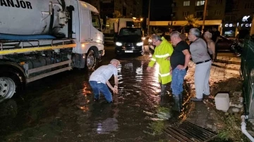 Başkan Tetik, su baskını olan mahallelerde incelemelerde bulundu
