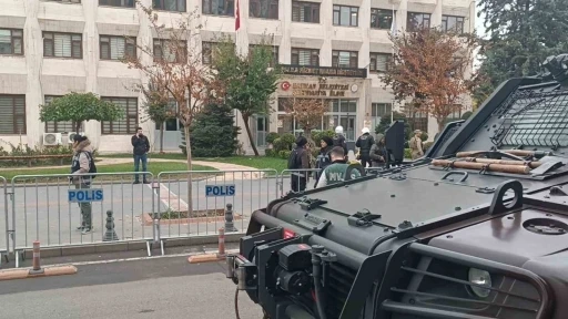 Batman’da belediye önünde kontak kapatan 5 otobüs şoförü hakkında tahkikat başlatıldı
