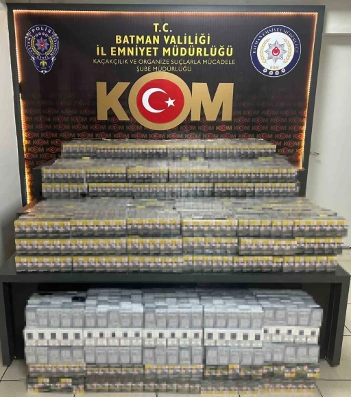 Batman’da ’dur’ ihtarına uymayan araçtan 8 bin paket kaçak sigara ele geçirildi
