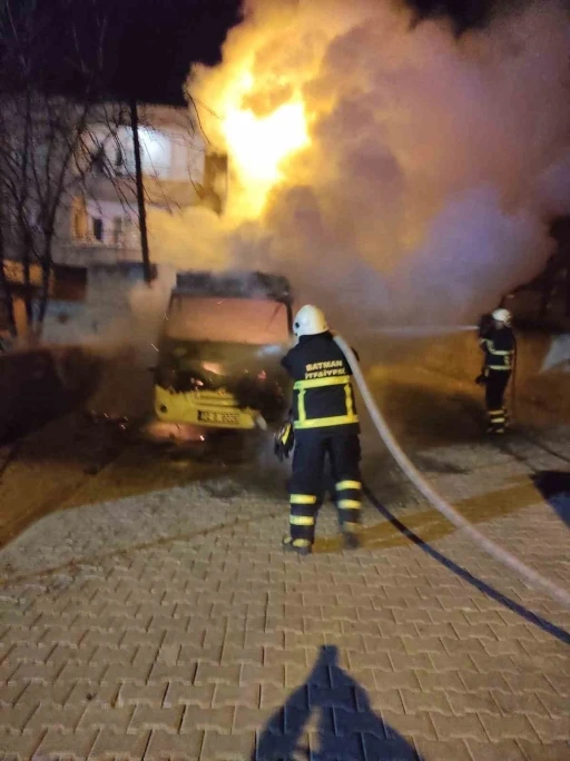 Batman’da park halindeki minibüs yandı
