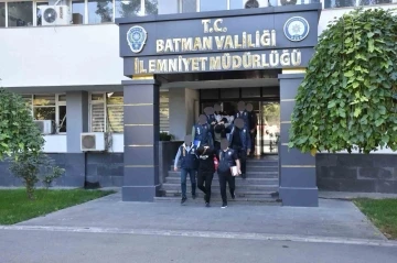 Batman’da sahte koruma kimlikli göçmen kaçakçısı yakalandı
