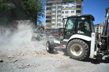 Battalgazi’de metruk yapıların yıkımı gerçekleştirildi
