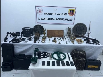 Bayburt’ta 43 parçadan oluşan tarihi eserler ile 13 adet sikke ele geçirildi
