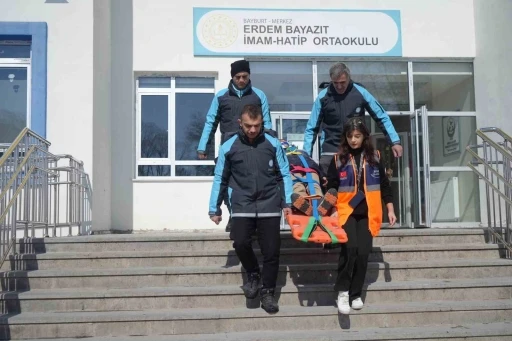 Bayburt’ta eksi 15 derece havada gerçeği aratmayan deprem ve yangın tatbikatı yapıldı
