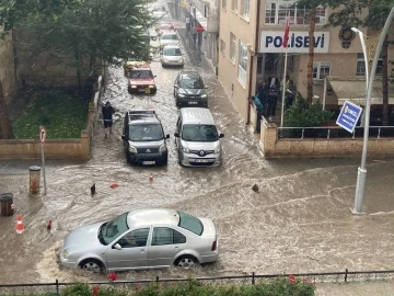 Bayburt’ta etkili olan sağanak nedeniyle cadde ve sokakları su bastı
