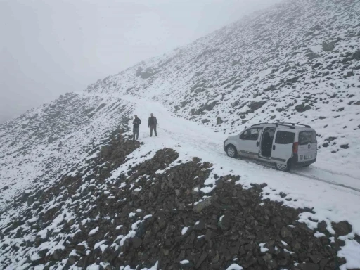 Bayburt’ta yaylalar beyaz örtüyle kaplandı
