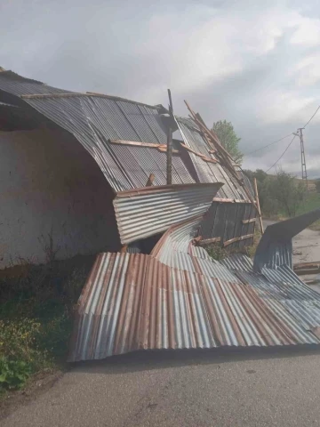 Bayburt’un Aşağı Pınarlı köyünü sel ve fırtına vurdu
