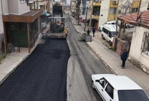 Bayraklı’da yol yenileme ve üst geçit çalışmaları sürüyor
