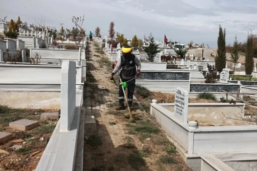 Bayram öncesinde mezarlıklarda temizlik çalışması
