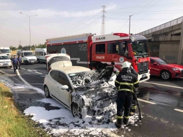 Bayram ziyareti için yola çıktığı araç alev aldı
