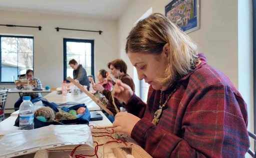 Belde Evleri’ndeki minyatür kilim ve şal dokuma kursuna kadınlardan yoğun ilgi
