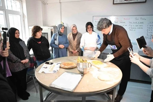 Belediye başkanı pide yaptı
