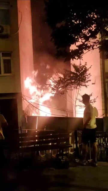 Beşiktaş’ta film gibi olay: Bina yanarken mahalleli tekme yumruk birbirine girdi
