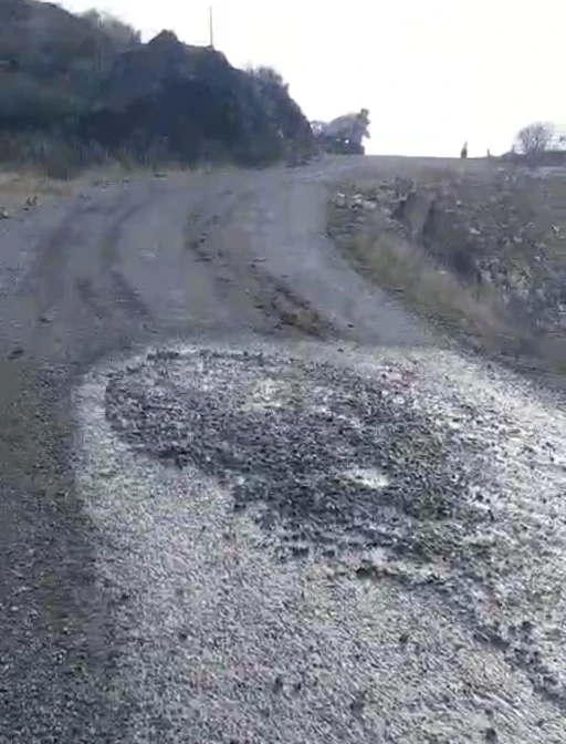 Beton mikseri yola çimento dökerek ilerledi
