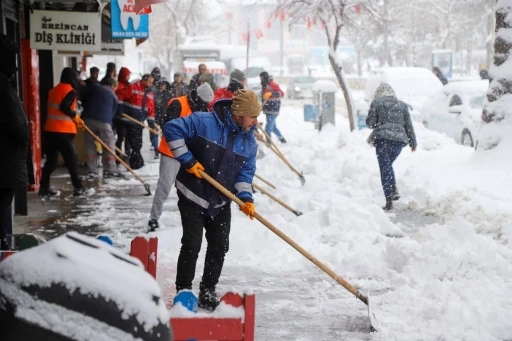 Beyaza bürünen Erzincan’da ekipler kar küreme çalışmalarına başladı
