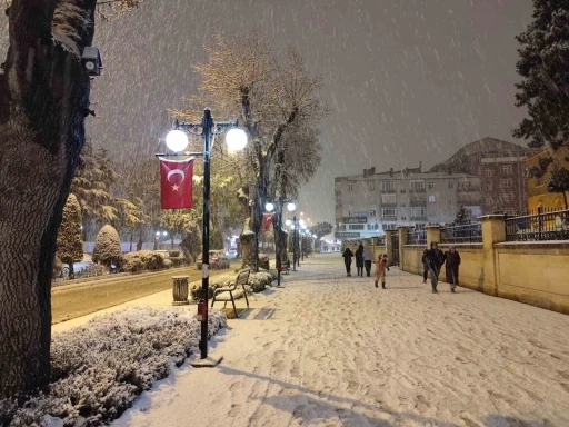 Beyaza bürünen şehirde vatandaşlar karın tadını çıkardı
