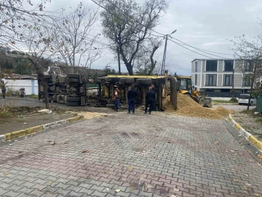 Beylikdüzü’nde İSKİ’nin çalışması sırasında yol çöktü, hafriyat kamyonu devrildi
