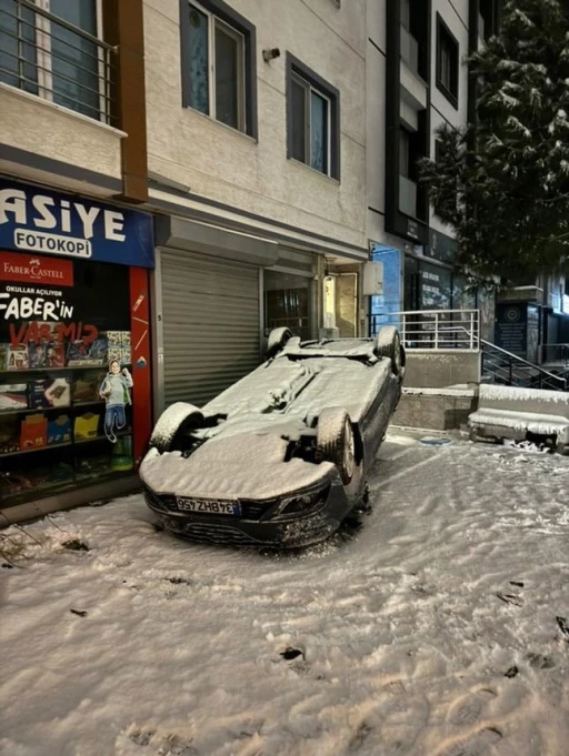 Beylikdüzü’nde kar küreme kamyonunun çarptığı otomobil ters döndü
