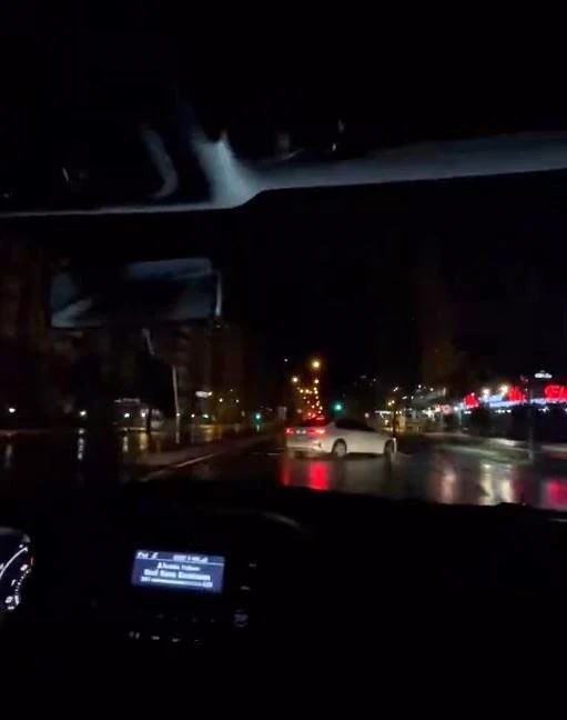 Beylikdüzü’nde lüks aracıyla drift atan kadın sürücü trafiği tehlikeye düşürdü
