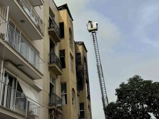 Beyoğlu’nda 5 katlı metruk binada korkutan yangın
