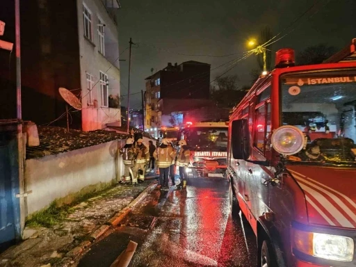 Beyoğlu’nda gecekondu alevlere teslim oldu
