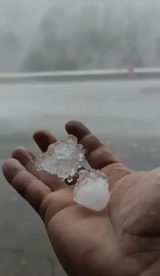 Biga’da ceviz büyüklüğünde dolu yağdı
