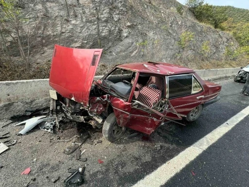 Bilecik’te 2 araç kafa kafaya çarpıştı, 2 kişi yaralandı
