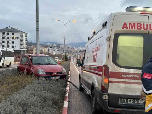 Bilecik’te kontrolden çıkan otomobil orta refüje çıkarak elektrik direğine çarptı
