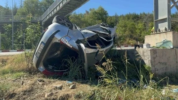 Bilecik’te kontrolden çıkan otomobil üst geçidin beton ayağına çarparak durabildi
