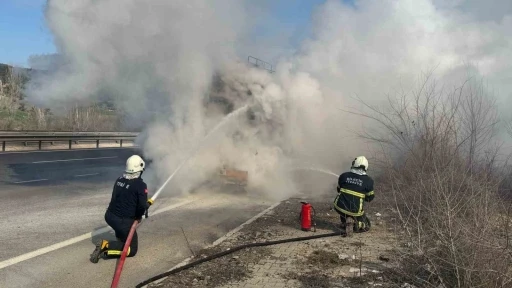 Bilecik’te lastiği bir anda tutuşan tıra anında müdahale
