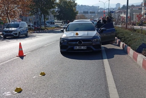 Bilecik’te otomobilin çarptığı yaşlı kadın bir yana, elindeki çantası bir yana savrulurken, kadın hayatını kaybetti
