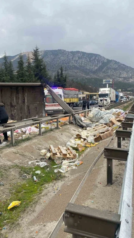 Bilecik’te tır devrildi, yükündeki kuruyemişler yola saçıldı
