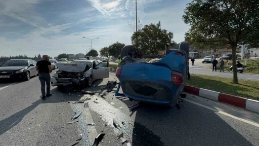 Bilecik’te traktörün arka römorkunun çarptığı araç takla atarken, 1 kişi yaralandı
