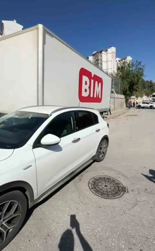 BİM’e ait tırın ayrılan dorsesi park halindeki 3 araca çarptı
