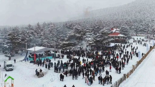 Bin 200 rakımlı yaylada kış festivali, renkli görüntülere sahne oldu
