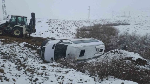 Bingöl’de işçileri taşıyan transit şarampole yuvarlandı: 2’si ağır 9 yaralı
