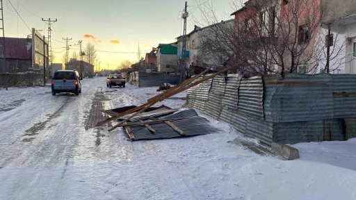 Bingöl’de şiddetli rüzgar ve tipi nedeni ile çatılar uçtu
