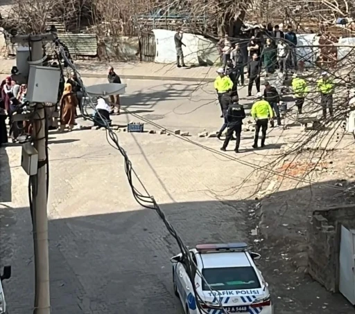 Bingöl’de su sorununu yolu trafiğe kapatarak protesto ettiler
