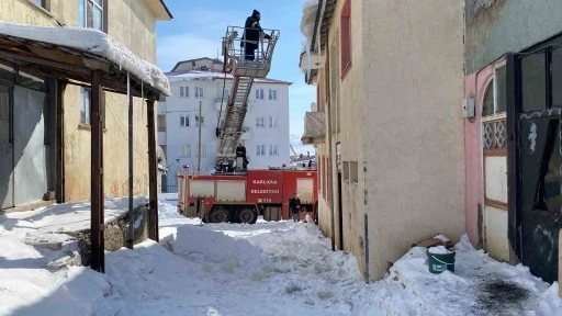 Bingöl’de tehlike oluşturan buz sarkıtları itfaiye ekipleri tarafından temizlendi
