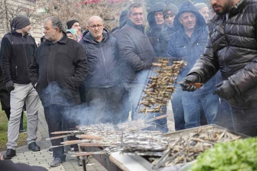 Binlerce kişi, 1 ton hamsi için bekledi
