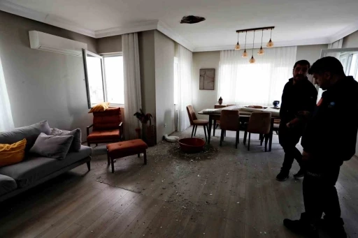 Bir anda düşen yıldırım bomba gibi patladı, apartmanda delik açıldı
