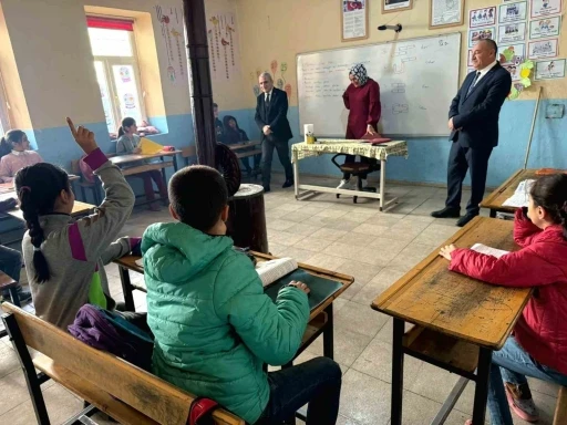 Bitlis İl Milli Eğitim Müdürü, köy okullarını ziyaret etti
