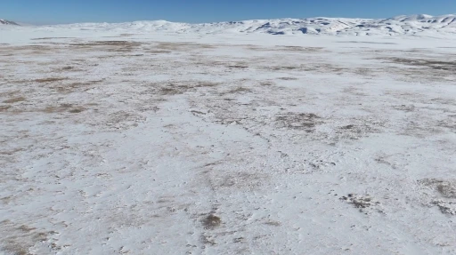 Bitlis’ye etkili olan soğuk havadan dolayı Cil Gölü’nün yüzeyi dondu
