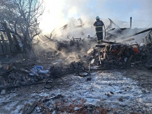 Bolu’da 10 kişinin yaşadığı 2 katlı ev küle döndü: 1 ölü, 1 ağır yaralı
