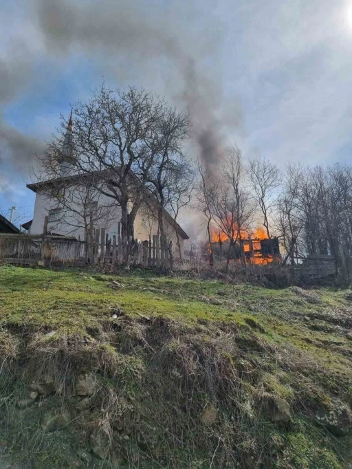 Bolu’da 2 ev, samanlık ve traktör alevlere teslim oldu
