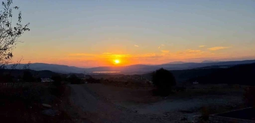 Bolu’da gün batımı kartpostallık görüntüler oluşturdu
