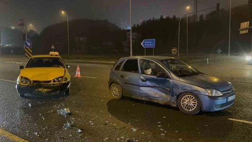 Bolu’da iki otomobil çarpıştı: 3 yaralı
