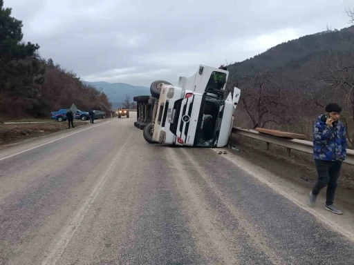 Bolu’da kömür yüklü tır devrildi
