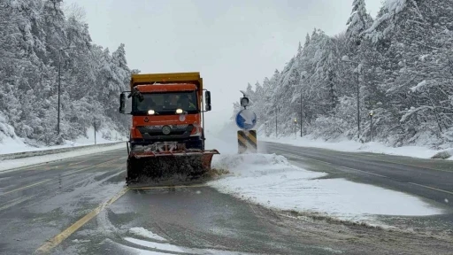 Bolu Dağı geçişinde kar yağışı aralıklarla etkili oluyor: Ulaşım rahat
